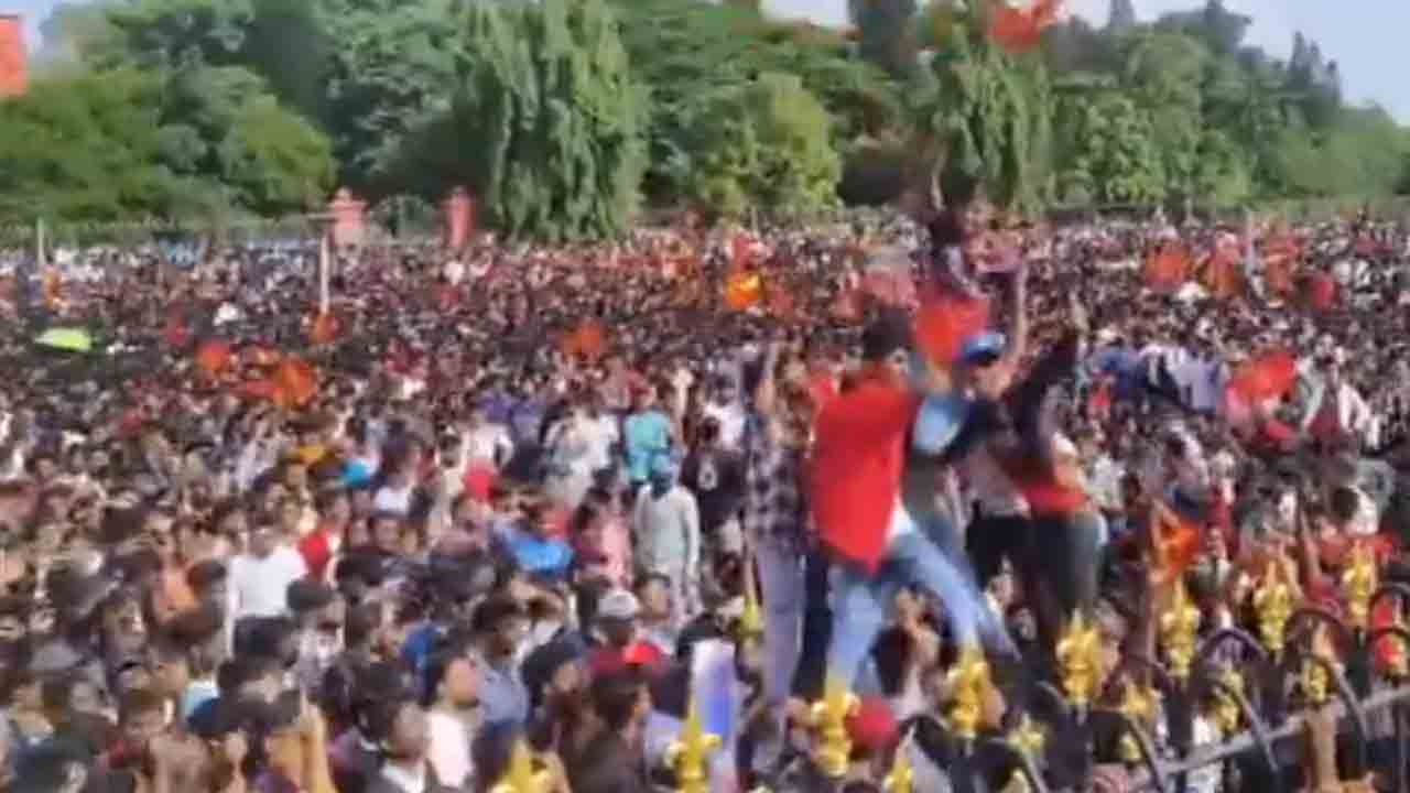 RCB | ఎరుపెక్కిన బెంగళూరు నగరం.. విధానసౌధ వద్ద ఆర్సీబీ అభిమానుల సందడి.. VIDEOS