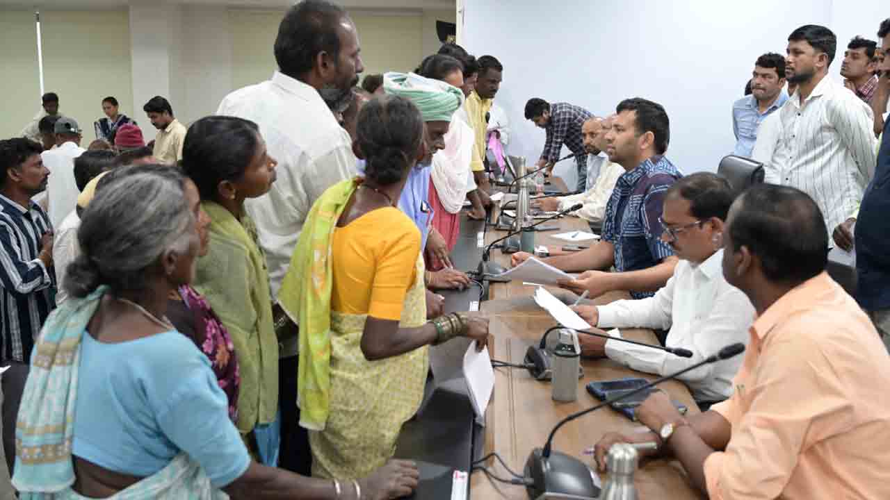 ప్రజావాణికి వచ్చే ఫిర్యాదులను సత్వరమే పరిష్కరించాలి : వికారాబాద్‌ కలెక్టర్‌