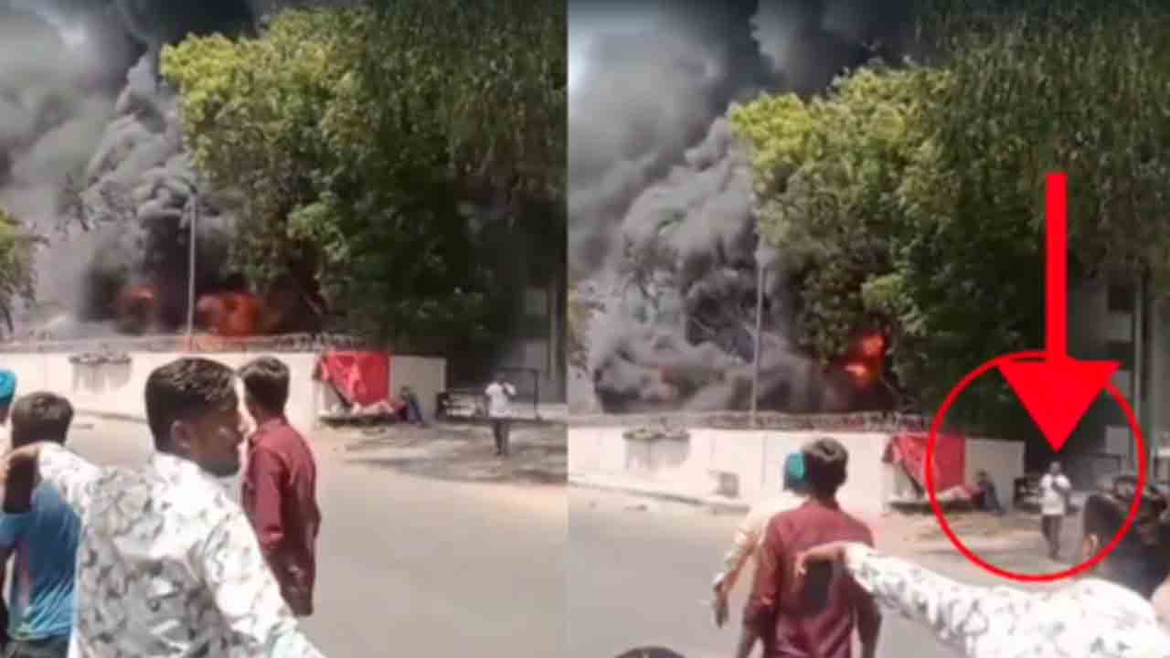 విమానం మంటల్లో ఉండగా.. నడుచుకుంటూ బయటకు!