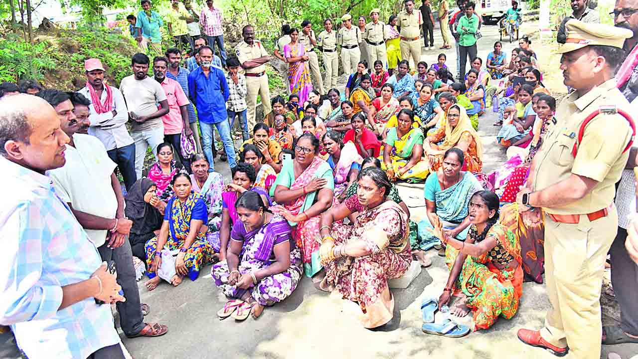 డబుల్‌ ఇండ్లు ఇవ్వాల్సిందే..