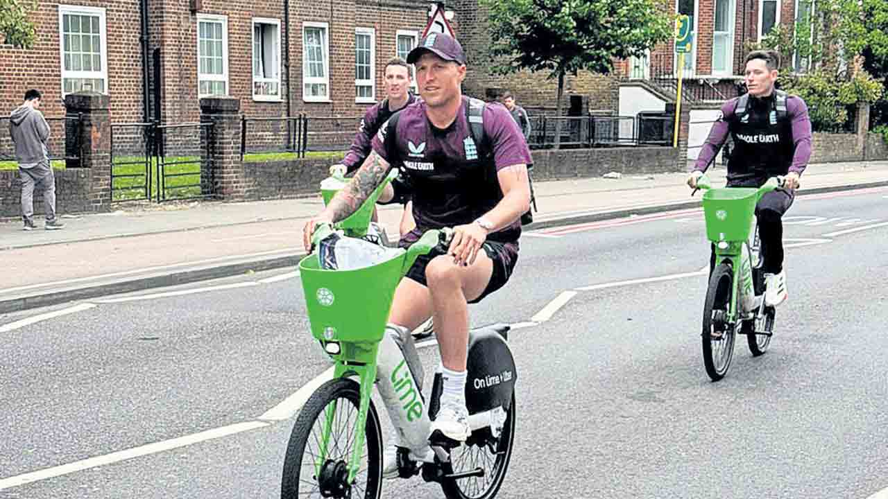 ట్రాఫిక్‌లో చిక్కి.. మ్యాచ్‌ కోసం సైకిళ్లెక్కి..