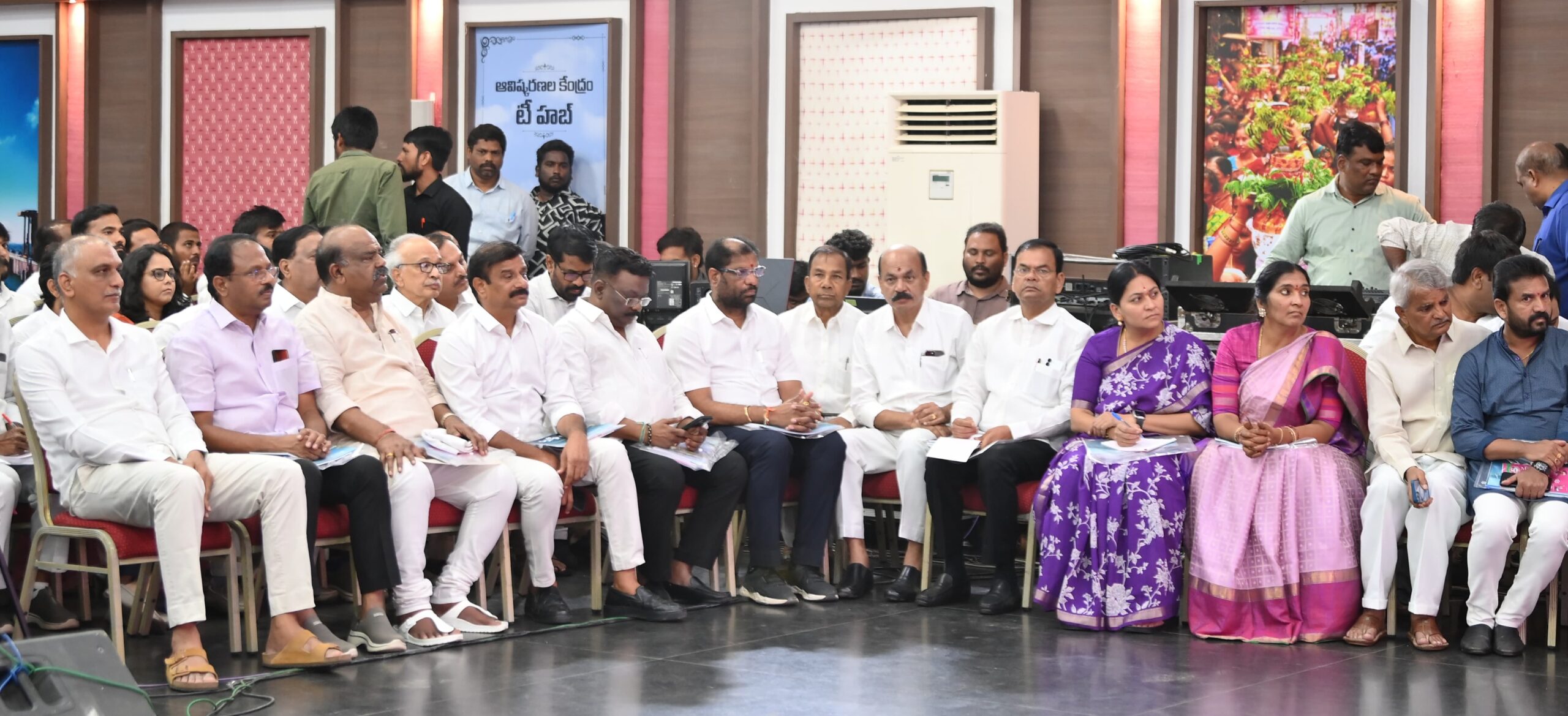 ఇక ఉత్తమ్ కుమార్ రెడ్డి అయితే, 50 వేల ఎకరాలు మాత్రమే సాగయింది అంటడు 