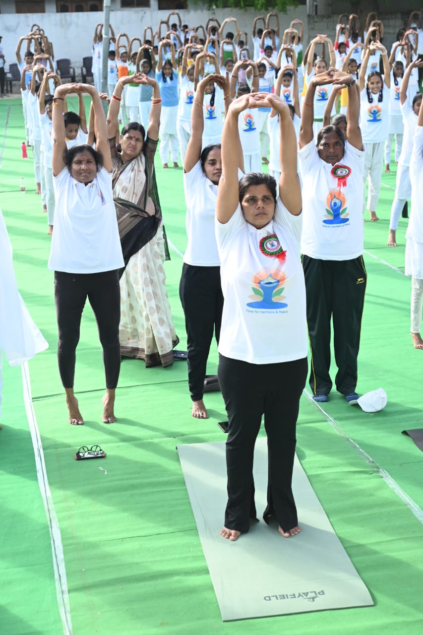 నల్గొండ MVR పాఠశాలలో నిర్వహించే యోగా దినోత్సవం లో పాల్గొన్న జిల్లా కలెక్టర్ త్రిపాటి 