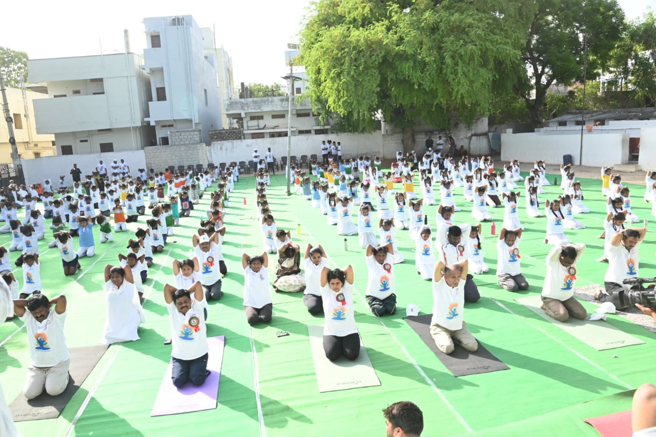 సిద్దిపేటలో అంతర్జాతీయ యోగా దినోత్సవంలో పాల్గొన్న‌ కలెక్టర్‌