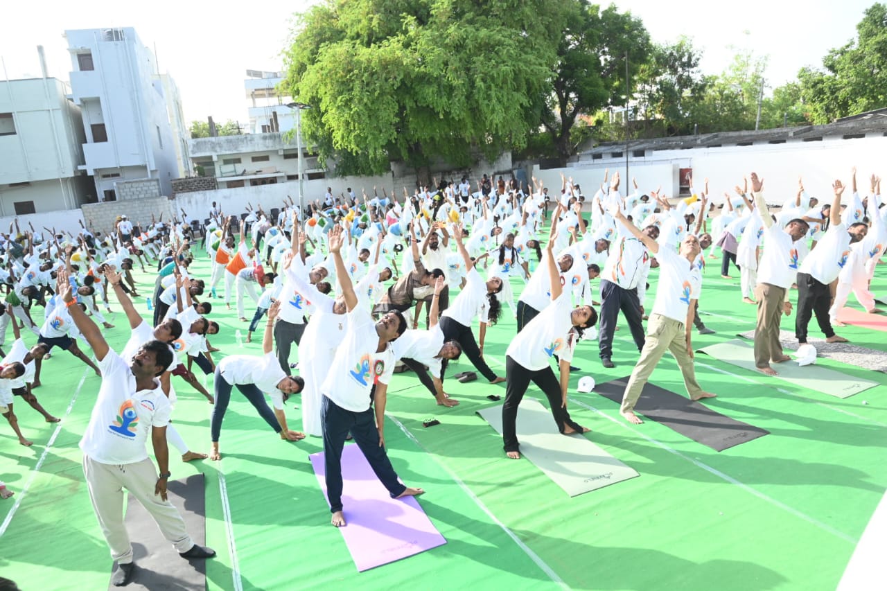 నల్గొండ MVR పాఠశాలలో నిర్వహించే యోగా దినోత్సవం లో పాల్గొన్న జిల్లా కలెక్టర్ త్రిపాటి 