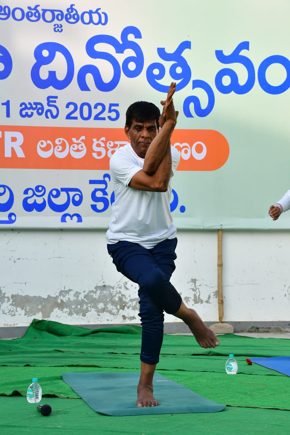 నల్గొండ MVR పాఠశాలలో నిర్వహించే యోగా దినోత్సవం లో పాల్గొన్న జిల్లా కలెక్టర్ త్రిపాటి 