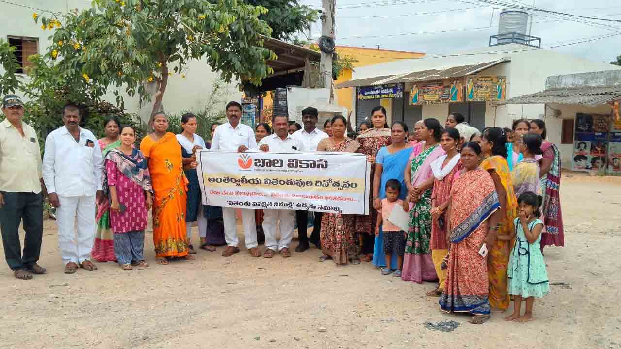 Widows |  వితంతువులకు అందరు మహిళల్లాగే గౌరవం కల్పించాలి : మాజీ కార్పొరేటర్‌ నిహారికగౌడ్‌