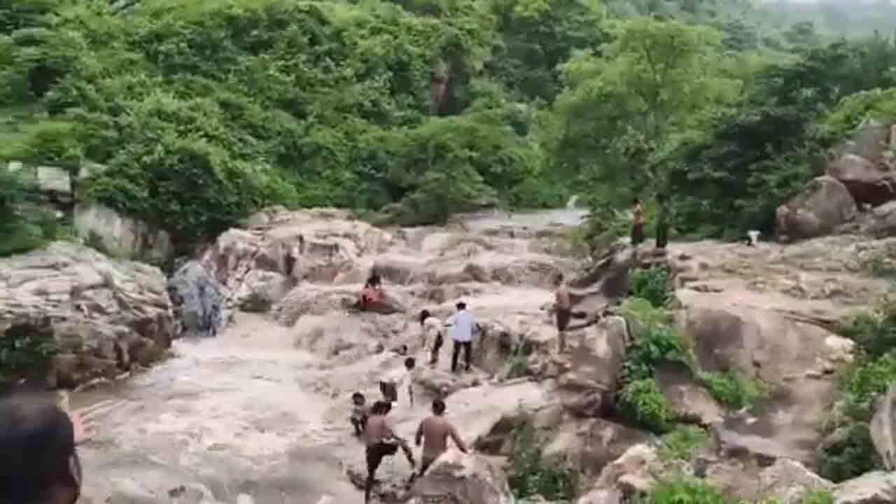 Watch: జలపాతంపైన నీటిలో జారిపడిన మహిళలు.. తర్వాత ఏం జరిగిందంటే?