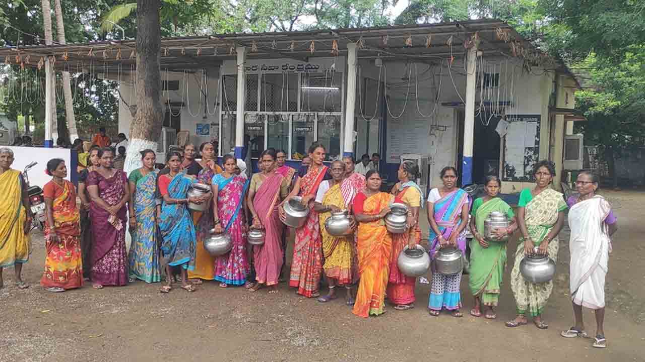 Womens Protest | మున్సిపల్‌  కార్యాలయం ఎదుట ఖాళీ బిందెలతో మహిళల నిరసన