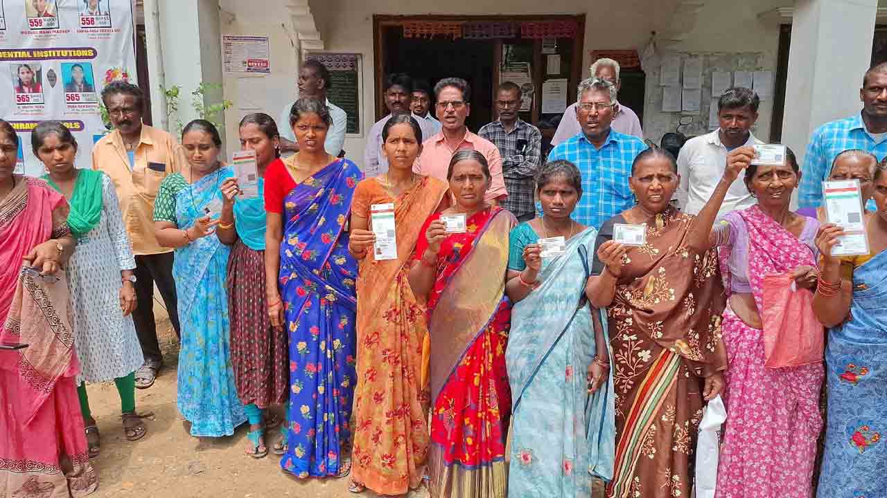 ఇందిరమ్మ ఇండ్ల కోసం మహిళల నిరసన