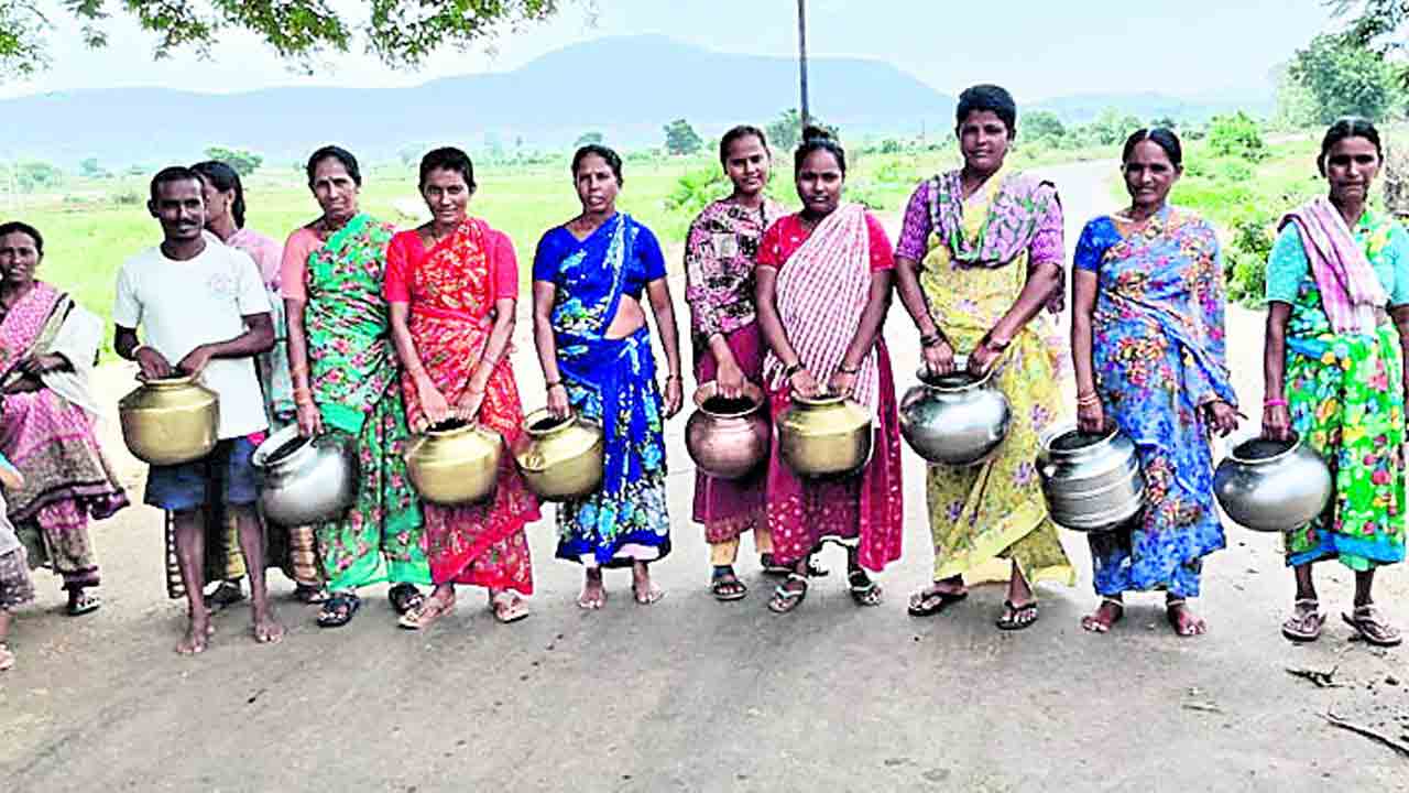 నీళ్ల కోసం రోడ్డెక్కిన మహిళలు