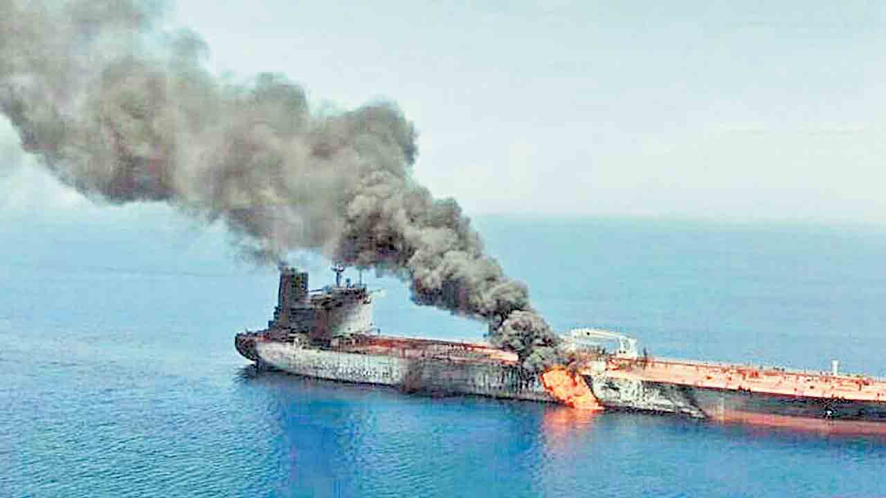 హర్మూజ్‌ సమీపంలో మూడు నౌకల్లో మంటలు!