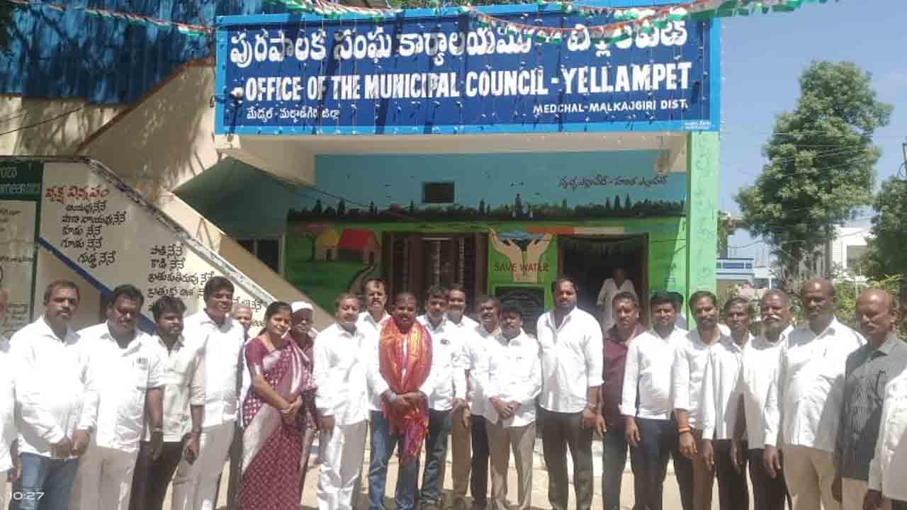 Yellampet Municipality | ఎల్లంపేట్ మున్సిపల్ కమిషనర్‌ను కలిసిన బీఆర్ఎస్ నేతలు
