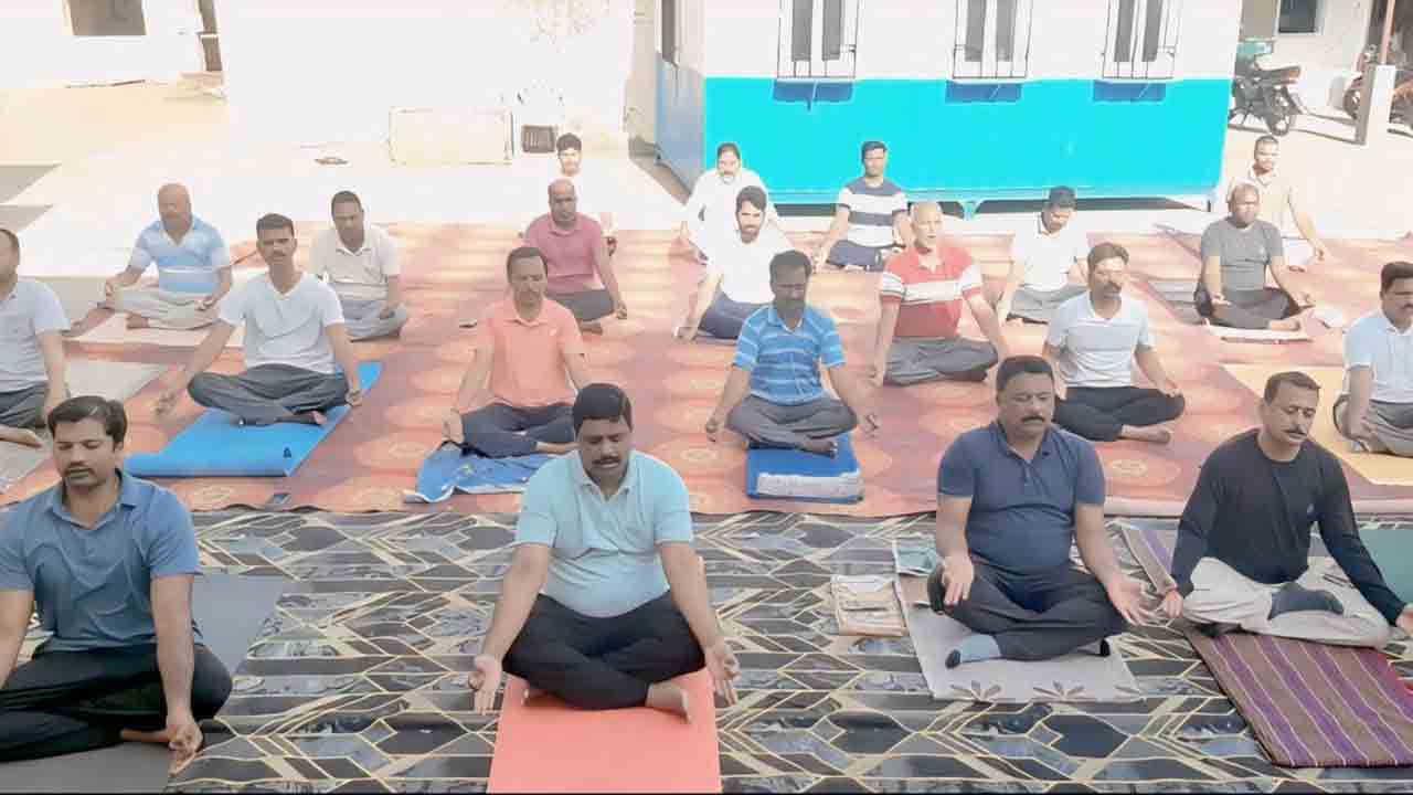 Yoga day | ప్రతి రోజు ఉచితంగా యోగా నేర్పించేందుకు సిద్ధం : యోగా గురువు డాక్టర్ రాజరత్నాకర్