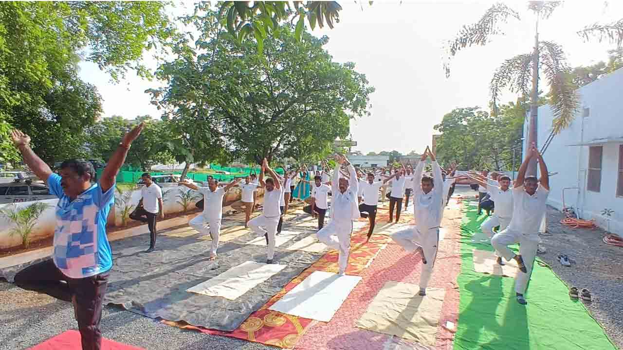 తొర్రూరు డీఎస్పీ ఆఫీస్‌లో అంతర్జాతీయ యోగా డే