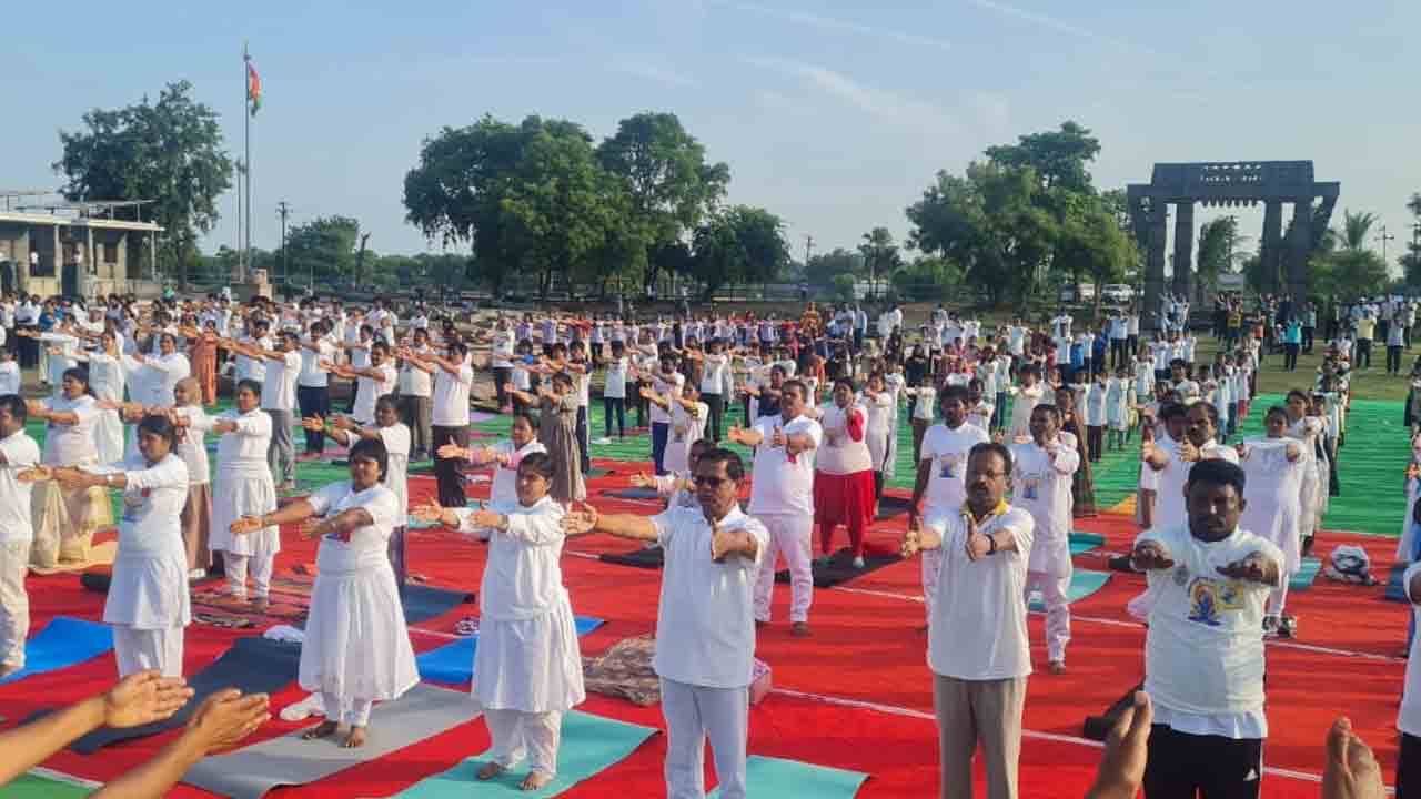 చారిత్రక ఓరుగల్లు ఖిల్లాలో యోగా పరిమళం