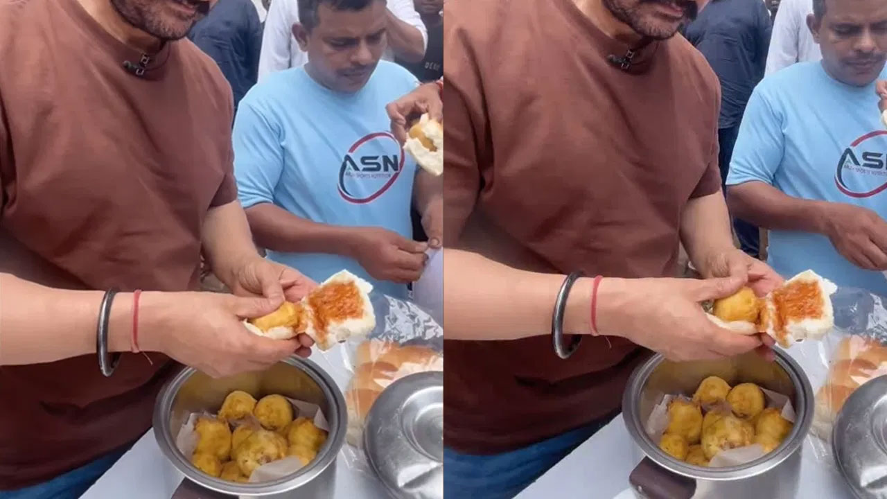 Aamir Khan |  ఇదేం విచిత్రం.. ఏకంగా రోడ్ల‌పై వ‌డ‌పావ్ అమ్ముతున్న స్టార్ హీరో