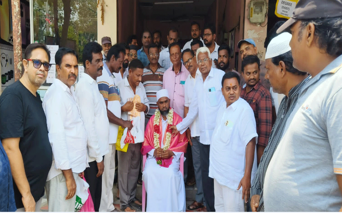 Yellandu : కాలినడకన మక్కా యాత్ర