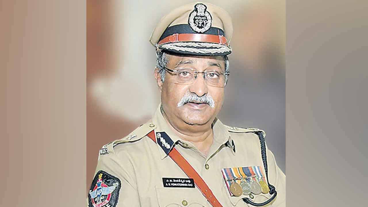 AP LAWCET | లాసెట్ ప్ర‌వేశ ప‌రీక్ష‌కు హాజ‌రైన సీనియ‌ర్ ఐపీఎస్ అధికారి