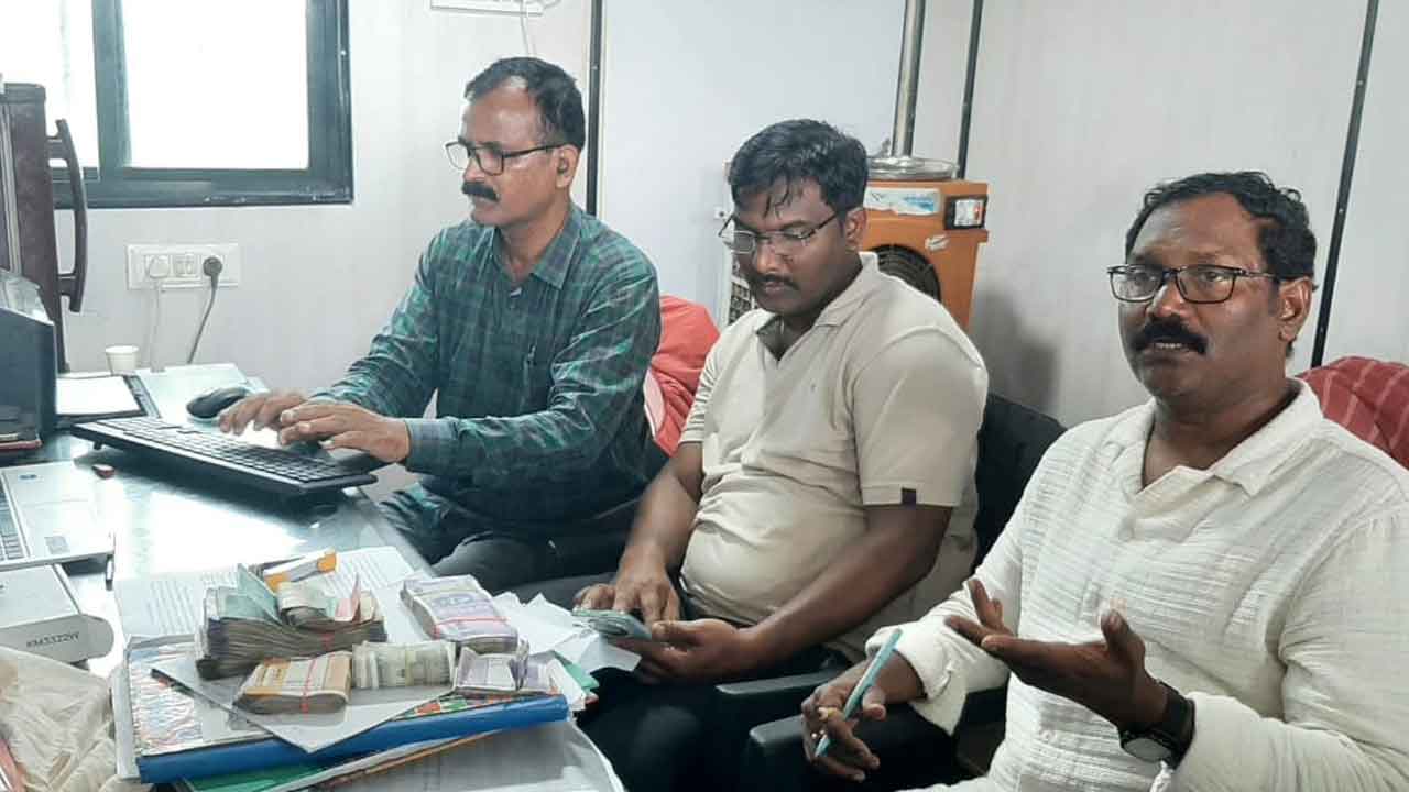 Acb raids | సలాబత్పూర్ చెక్‌పోస్ట్‌పై ఏసీబీ అధికారుల దాడులు.. భారీగా నగదు స్వాధీనం