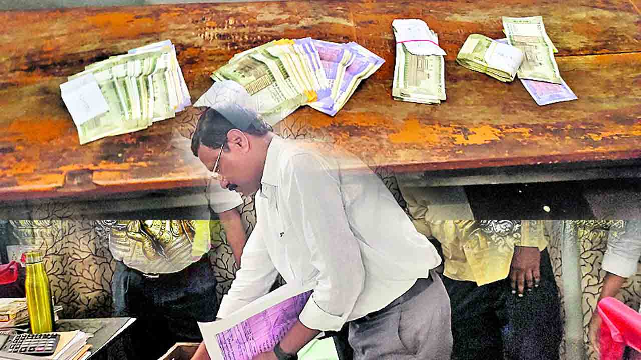 సబ్‌రిజిస్ట్రార్‌ కార్యాలయంలో ఏసీబీ తనిఖీలు