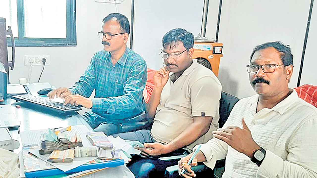 ఆర్టీఏ చెక్‌పోస్టులు, రిజిస్ట్రార్‌ ఆఫీసుల్లో ఏసీబీ తనిఖీలు