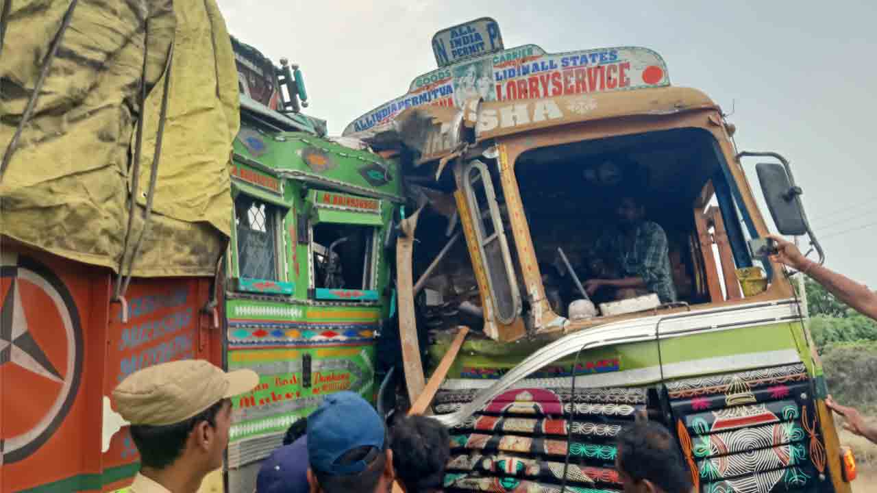 Road Accident | ఎదురెదురుగా ఢీకొన్న రెండు లారీలు.. క్యాబిన్లో ఇరుక్కుపోయిన డ్రైవర్