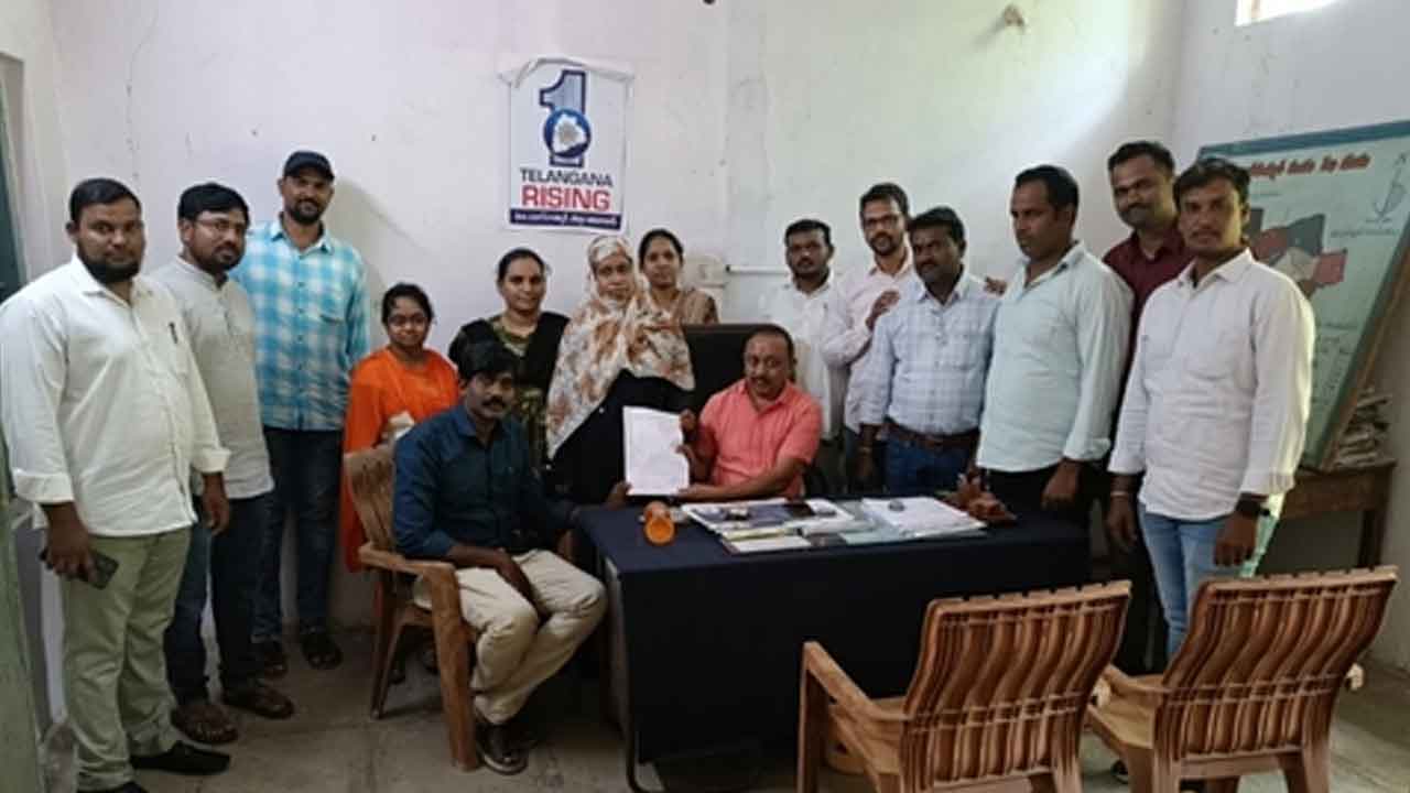 Adilabad | పెండింగ్‌ చెక్కులు క్లియర్‌ చేయాలని ఎంపీడీవోకు వినతిపత్రం అందేజేసిన కార్యదర్శులు