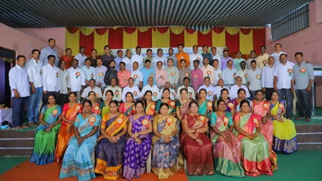 Get together | దోస్త్ మేరా దోస్త్..! 26 ఏళ్ల తర్వాత కలిసిన పూర్వ విద్యార్థులు