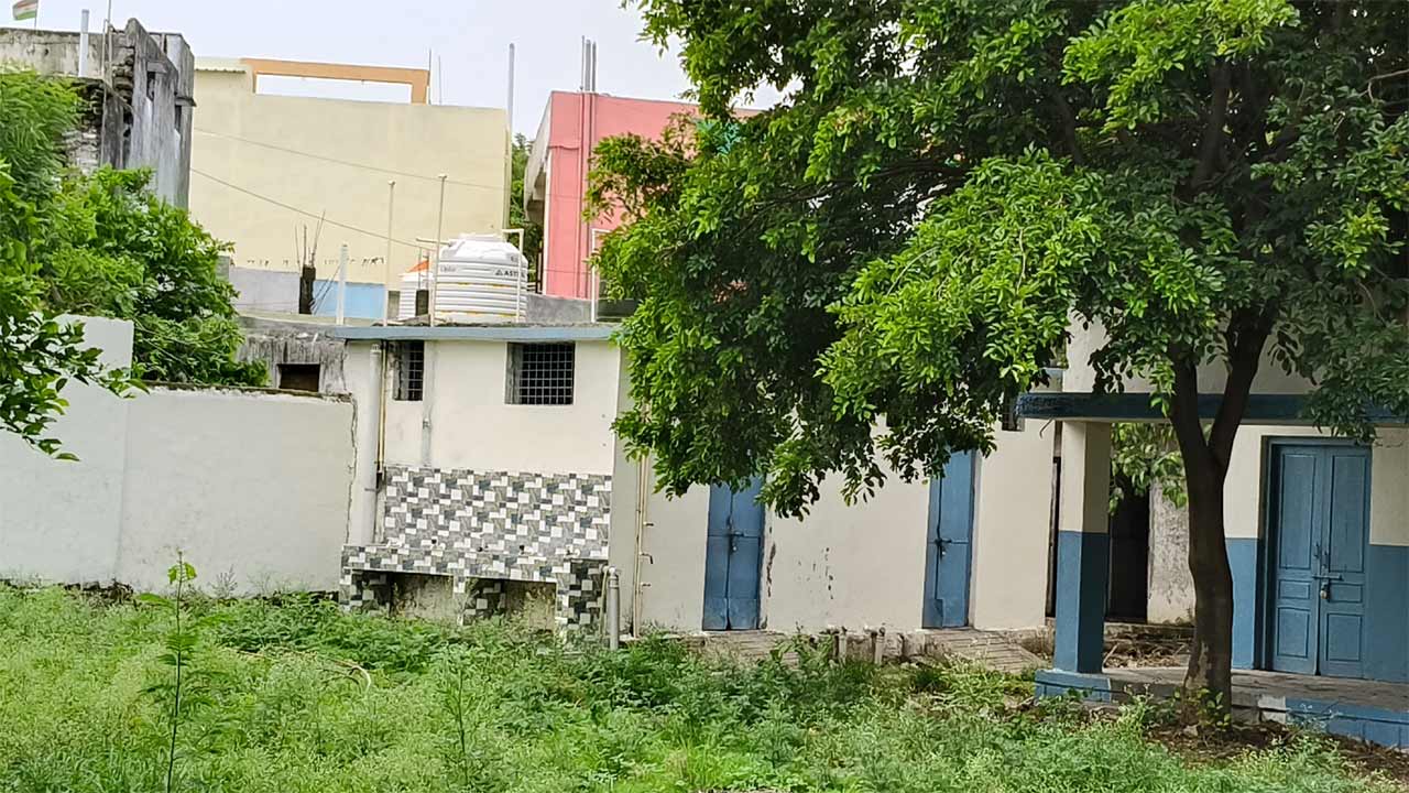అందులో భాగంగానే ఆదిలాబాద్‌ జిల్లాలోని పాఠశాలకు మార్చి, ఏప్రిల్‌, మే నెలల్లో రంగులు వేసి సర్వాంగ సుందరంగా తీర్చిదిద్దారు. కానీ మీద మెరుగు.. లోపల పురుగు అన్న చందంగా బయట నుంచి అయితే అందంగా కనిపిస్తున్నాయి. 