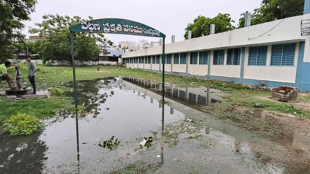 పాఠశాలకు కనీసం ప్రహారీ గోడను కూడా నిర్మించలేదు. ఇక పాఠశాల లోపల విద్యార్థులు కూర్చునే బెంచీలు కూడా పాడైపోయాయి. విరిగిపోయిన, శిథిలావస్థకు చేరుకున్న పాత బెంచీలను అలాగే ఉంచేశారు. 