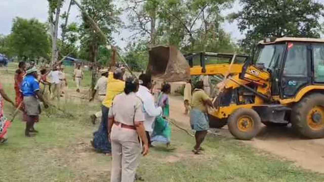 Adivasis revolt | కర్రలు, కత్తులతో అటవీశాఖ అధికారులపై తిరగబడ్డ ఆదివాసులు