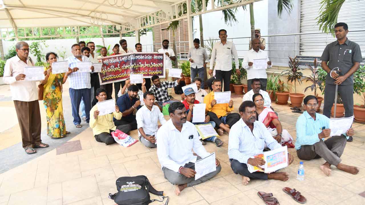 Hanmakonda | అక్షర చిట్‌ఫండ్‌ వద్ద బాధితుల ఆందోళన.. బాలసముద్రం ఆఫీస్ ముందు బైఠాయింపు