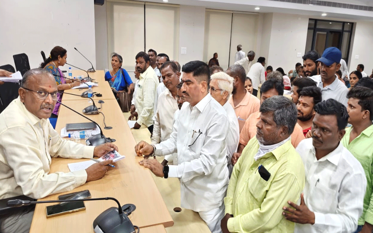 Aleru Rural : ఇండ్లు, పొలాల్లోకి వెళ్లే దారి క‌బ్జా.. క‌లెక్ట‌ర్‌కు బాధితుల ఫిర్యాదు