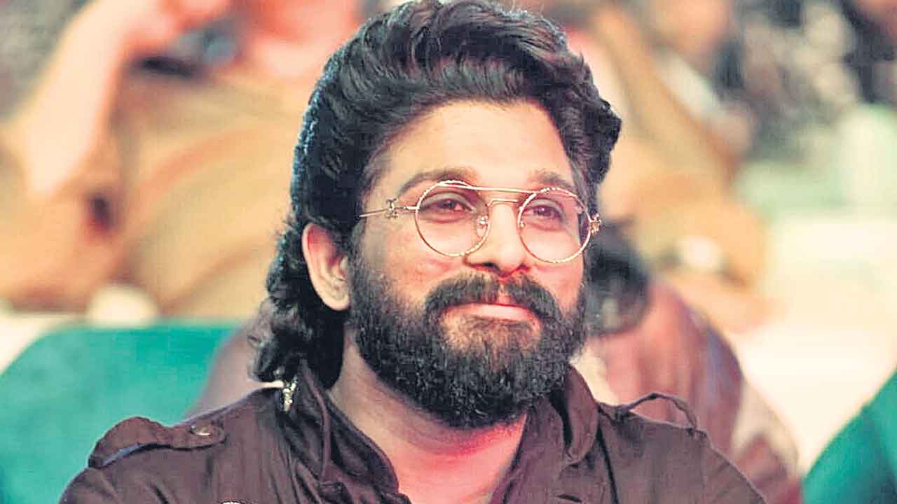 Allu Arjun | జొమాటో డెలివరీ బాయ్గా అల్లు అర్జున్.. జ్యూస్ అమ్ముతున్న రామ్ చరణ్