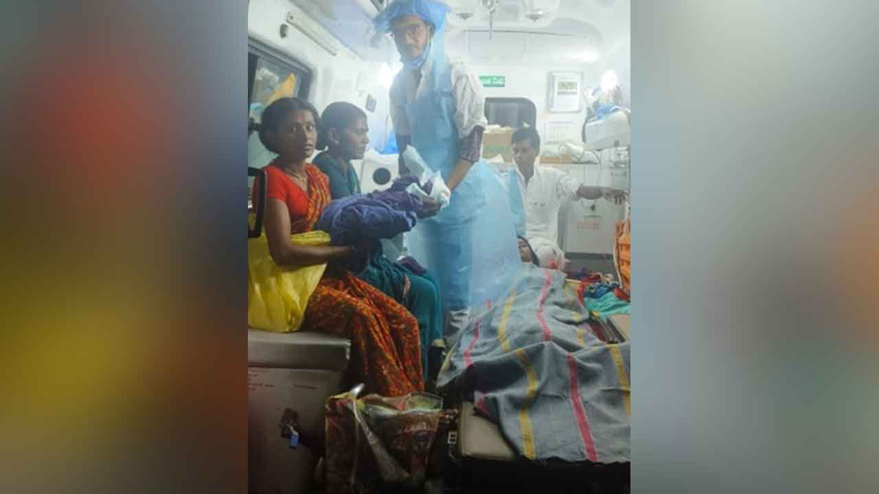 Adilabad | అంబులెన్స్‌లో కవల పిల్లలకు జన్మనిచ్చిన మహిళ..తల్లీ, బిడ్డలు క్షేమం