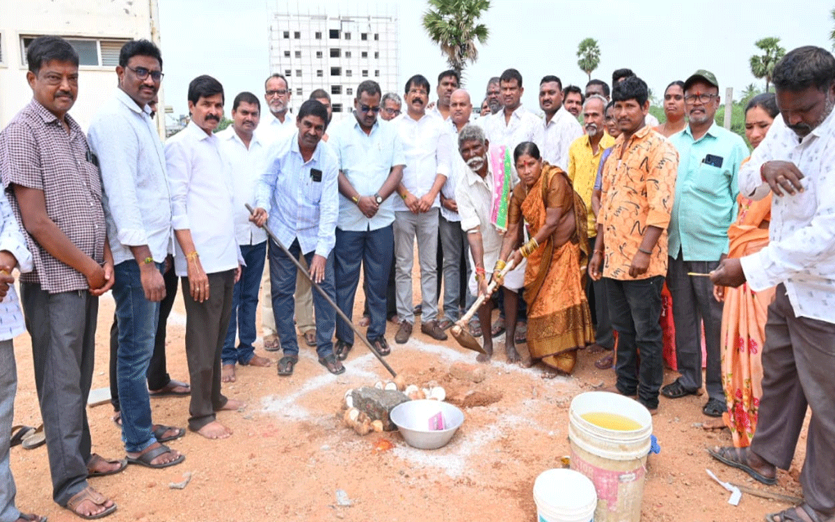 Bhoodan Pochampally : ల‌బ్ధిదారులు త్వరితగతిన ఇంటి నిర్మాణాలు చేపట్టాలి : మున్సిపల్‌ కమిషనర్‌ అంజన్‌రెడ్డి