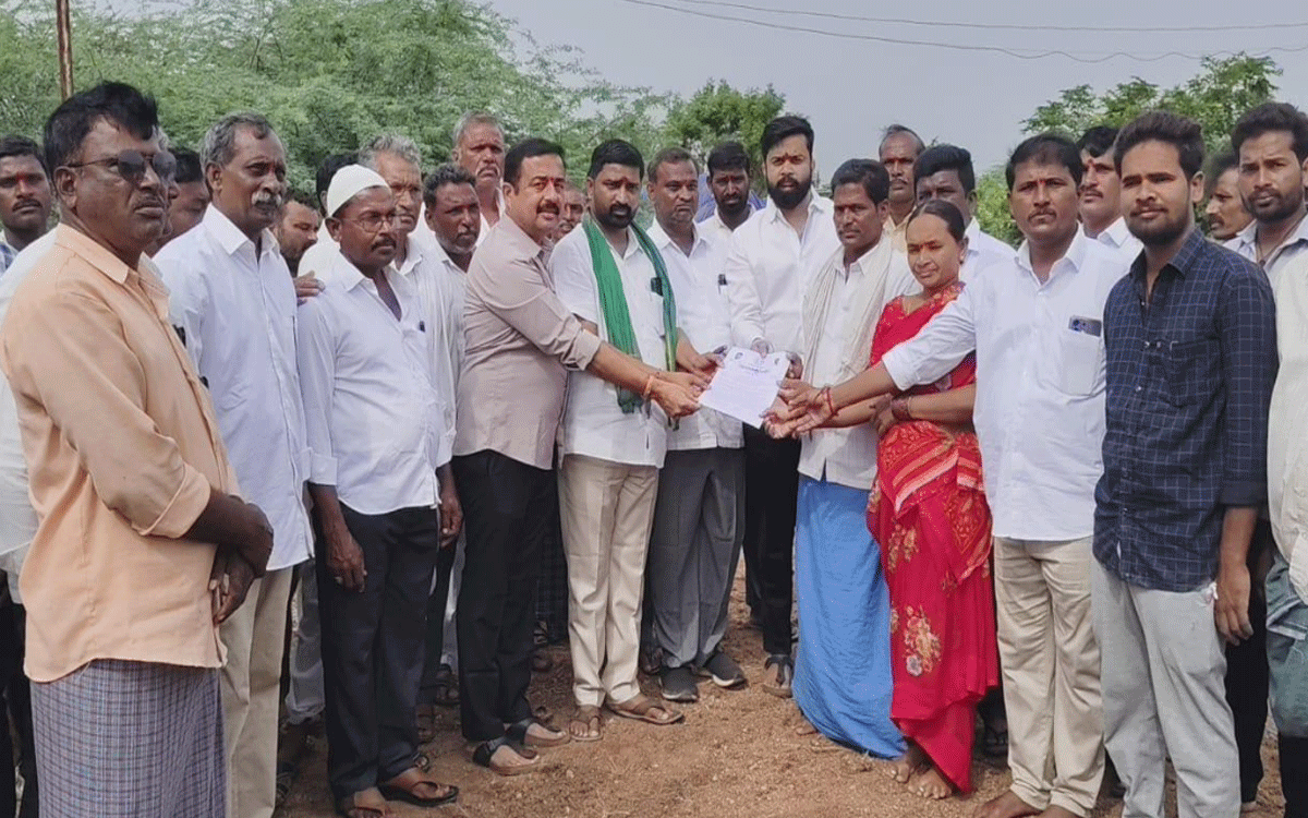 Nidamanoor : అర్హులైన పేదలందరికీ ఇందిర‌మ్మ‌ ఇండ్లు : అంకతి సత్యం