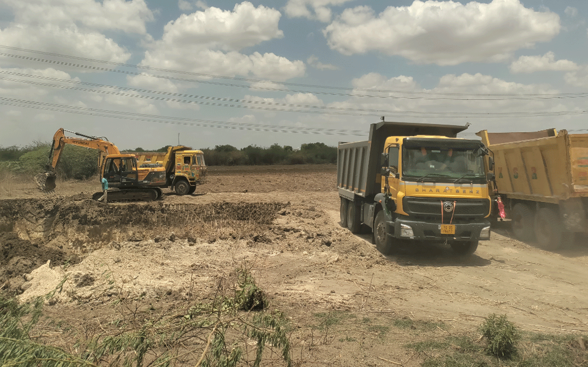 Nalgonda Rural : అన్నెపర్తిలో ఆగని మట్టి మాఫియా