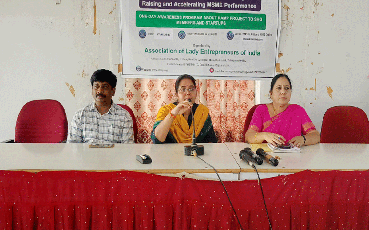 Kothagudem Urban : ప‌రిశ్ర‌మ‌ల నిర్వ‌హ‌ణ‌పై మహిళా సమాఖ్య సభ్యులకు అవగాహన