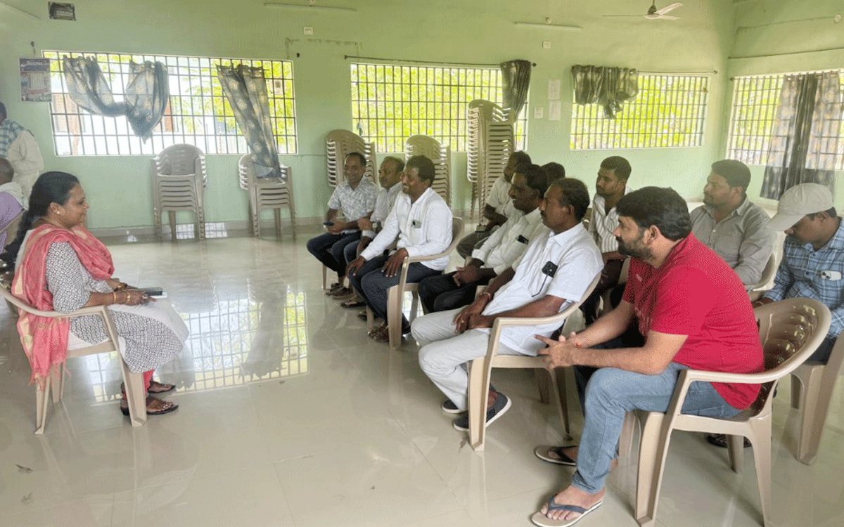 Munugode : నకిలీ విత్తనాలు అమ్మితే కఠిన చర్యలు : ఏఓ ప‌ద్మ‌జ‌