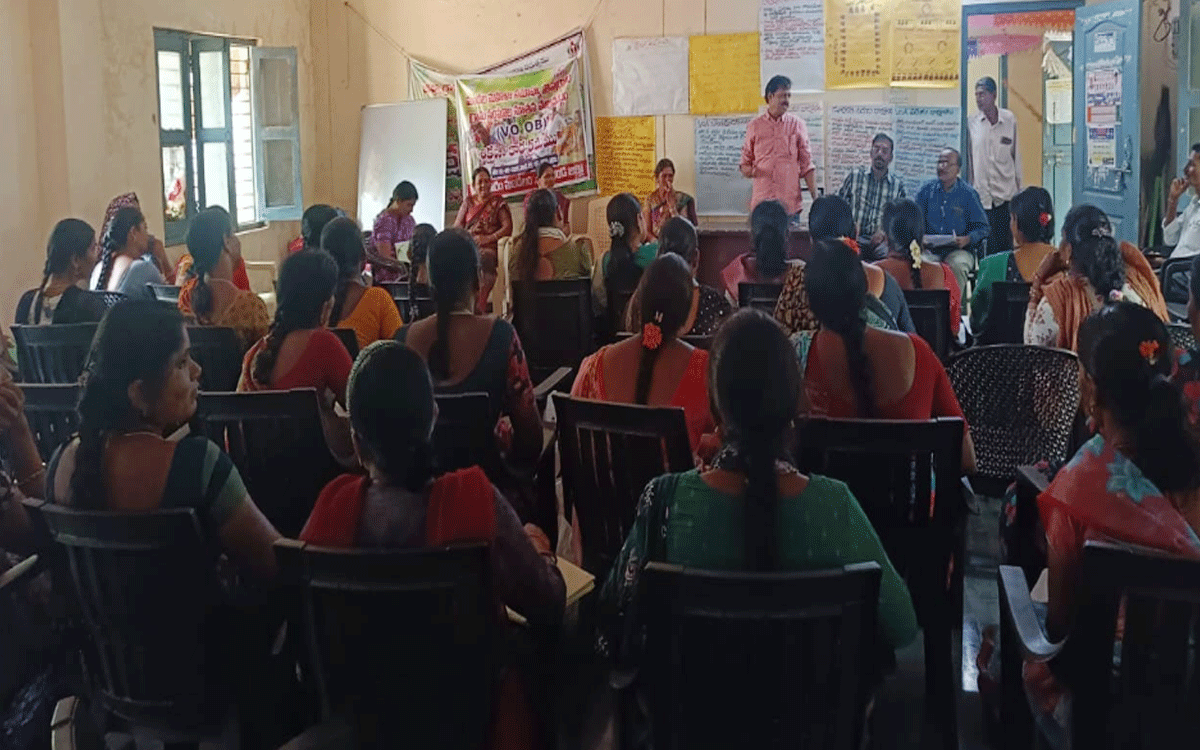 Tripuraram : మహిళలు స్వశక్తితో అభివృద్ధి చెందాలి : ఏపీడీ శ్రవణ్‌కుమార్‌