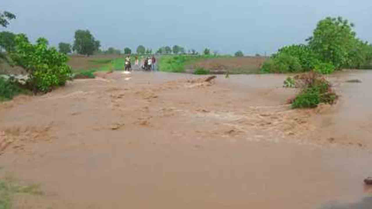 Asifabad | భారీ వర్షంతో వంతెనపై వరద ప్రవాహం.. నిలిచిపోయిన రాకపోకలు