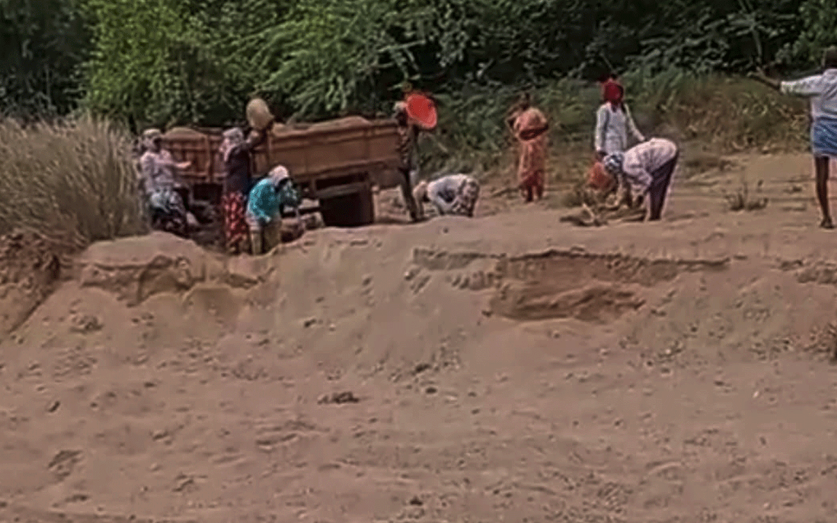 Atmakur(M) : ఇందిరమ్మ ఇండ్ల పేరుతో ఇసుక అక్రమ రవాణా