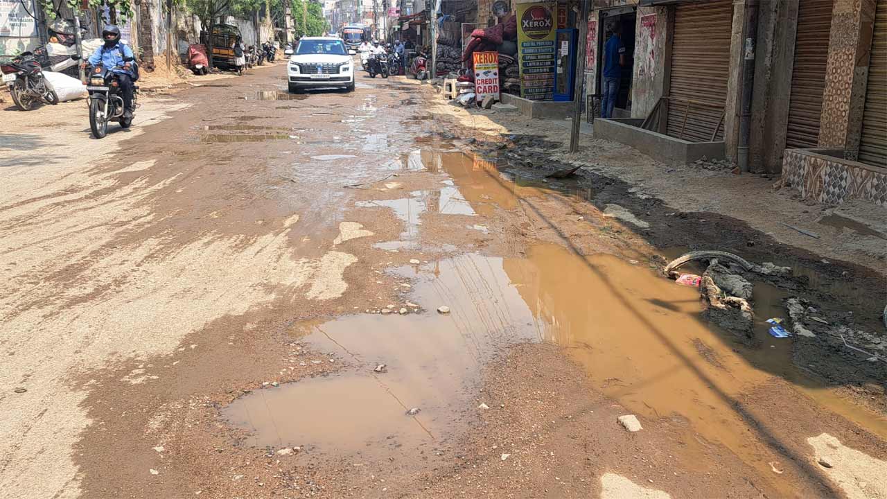 గుంతలమయంగా మారిన బాకారం రోడ్డు.. దుమ్ముధూళితో స్థానికుల ఇబ్బందులు