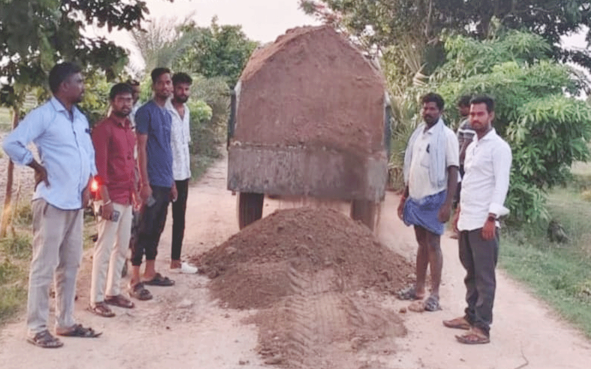 Shaligouraram : బండమీదిగూడెం రోడ్డు గుంతలను పూడ్చిన గ్రామ‌స్తులు