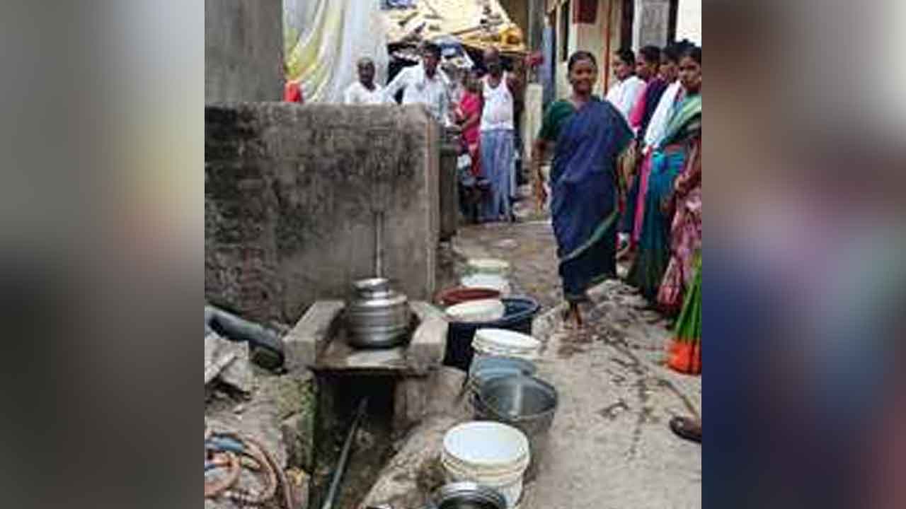 Basra | బాసరలో తాగునీటి కోసం ఇబ్బందులు పడుతున్న కాలనీ వాసులు