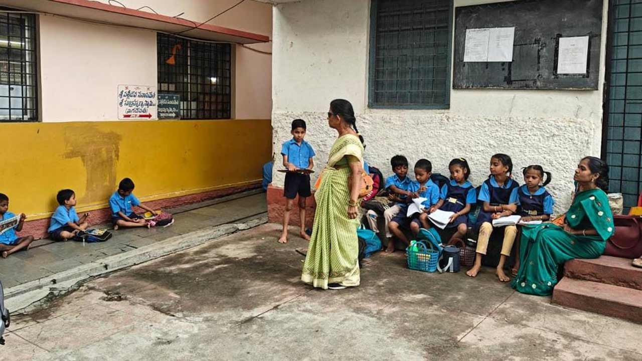 పంజాగుట్టలో స్కూల్‌కు తాళం వేసిన బస్తీ కమిటీ నిర్వాహకులు.. బయటే కూర్చున్న విద్యార్థులు