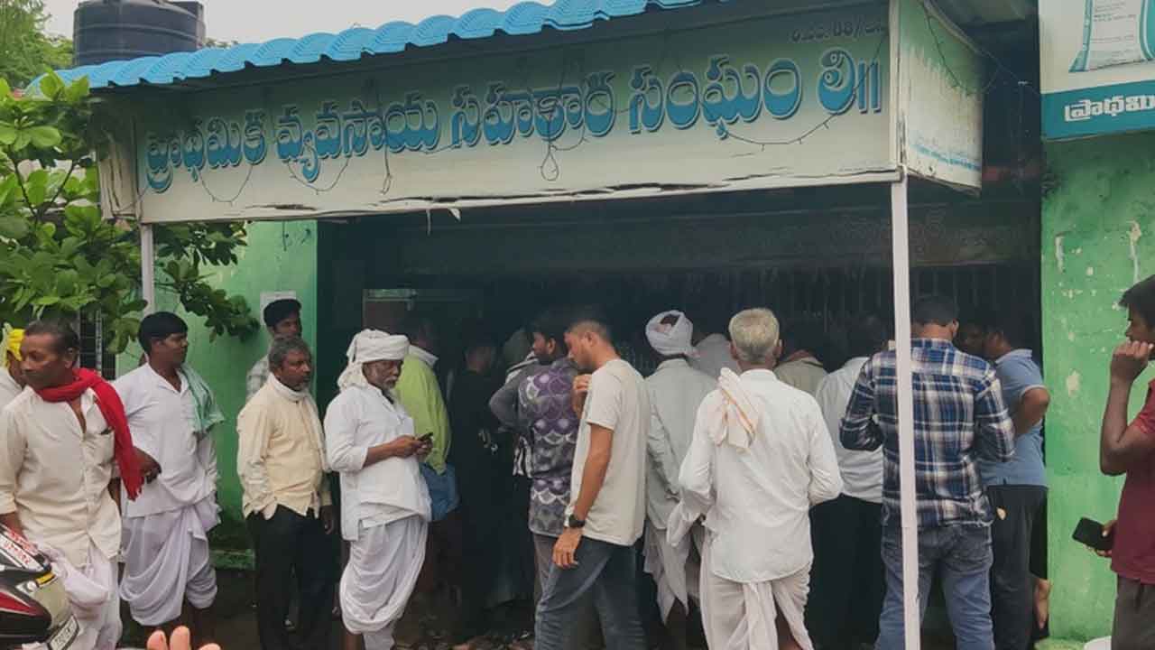 Bazaar Hatnoor | ఎరువుల కొరతతో ఇబ్బంది పడుతున్న రైతులు.. పట్టించుకోని అధికారులు