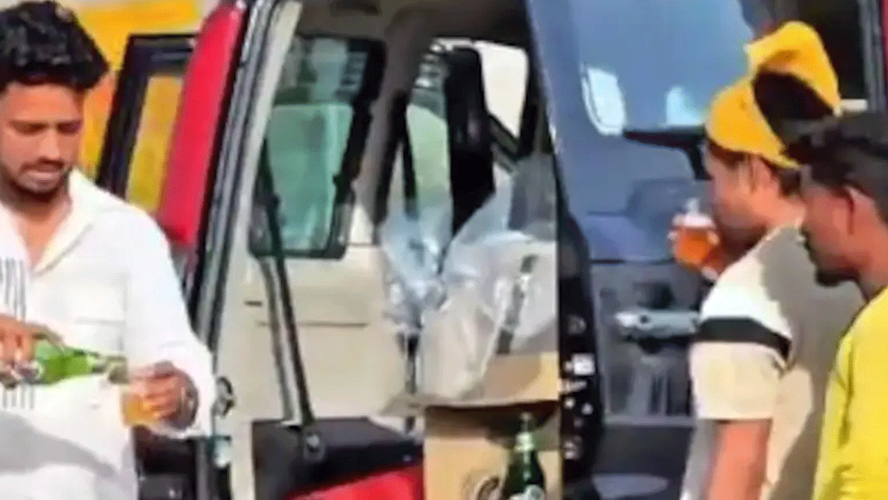 Beer Distribution: రోడ్డుపై బీరు పంచిన ఇన్‌ఫ్లుయెన్స‌ర్లు.. ఏడు మంది అరెస్టు .. వీడియో